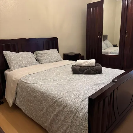 アパート Cozy Two Bedroom Apartment, 2 Minutes From The フィゲイラ・ダ・フォズ