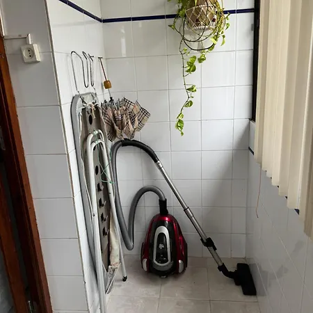 Cozy Two Bedroom Apartment, 2 Minutes From The * フィゲイラ・ダ・フォズ