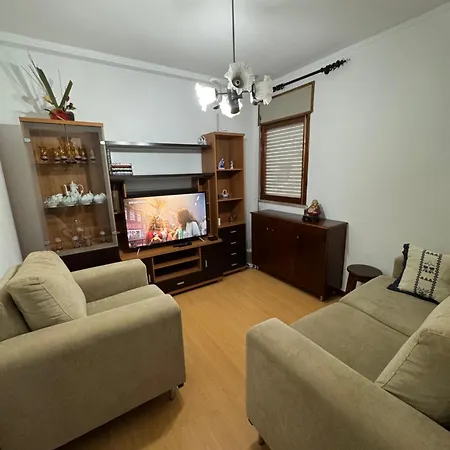 Cozy Two Bedroom Apartment, 2 Minutes From The 公寓