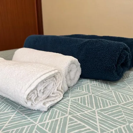 Cozy Two Bedroom Apartment, 2 Minutes From The 公寓